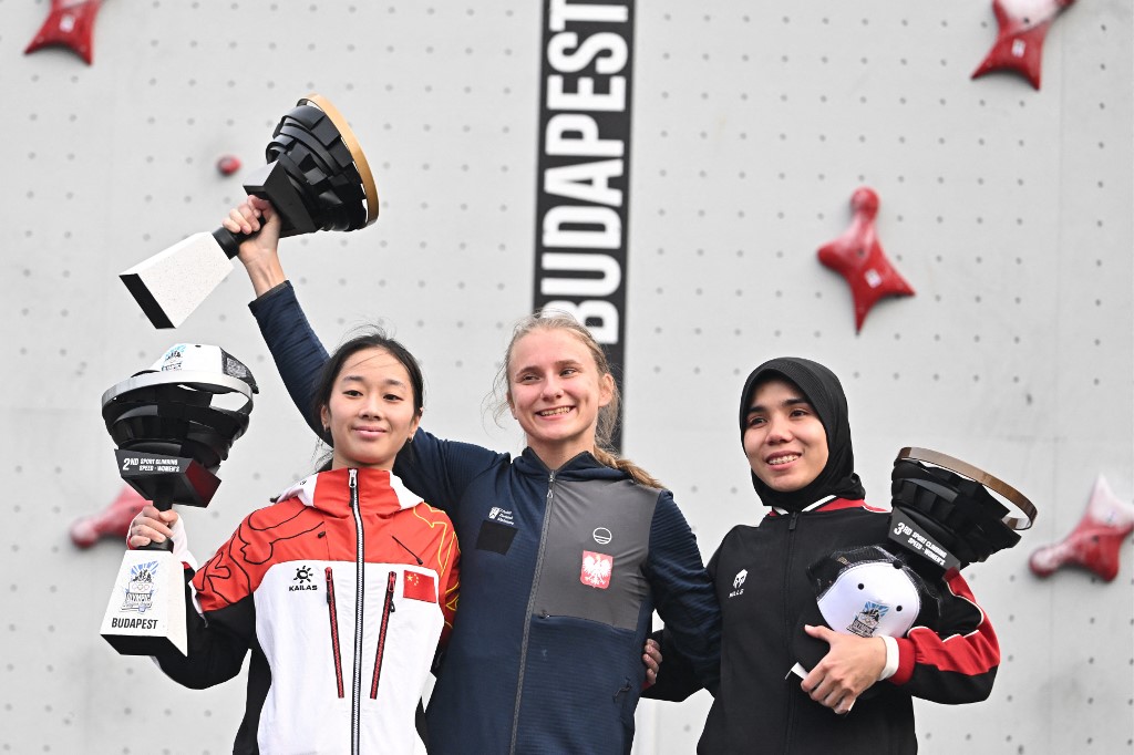 Dua atlet panjat tebing (climber) Indonesia Veddriq Leonardo dan Rajiah Salsabillah memastikan tempat mereka untuk berlaga di Olimpiade Paris 2024 setelah meraih medali perunggu pada ajang kualifikasi di Budapest, Hungaria, Sabtu, 22 Juni 2024.