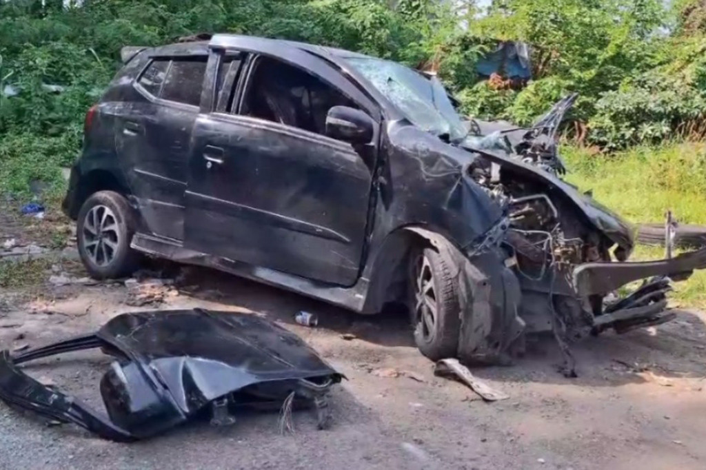 Kecelakaan tunggal terjadi di ruas jalan Tol Cipularang, Purwakarta, Jawa Barat, Minggu, 23 Juni 2024. Kecelakaan terjadi diduga sopir mengantuk. Akibat kecelakaan ini dua orang penumpang tewas di lokasi kejadian dan satu orang tewas saat dalam perawatan tim medis di rumah sakit, dua orang lainnya luka berat.