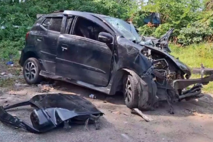 Kecelakaan tunggal terjadi di ruas jalan Tol Cipularang, Purwakarta, Jawa Barat, Minggu, 23 Juni 2024. Kecelakaan terjadi diduga sopir mengantuk. Akibat kecelakaan ini dua orang penumpang tewas di lokasi kejadian dan satu orang tewas saat dalam perawatan tim medis di rumah sakit, dua orang lainnya luka berat.