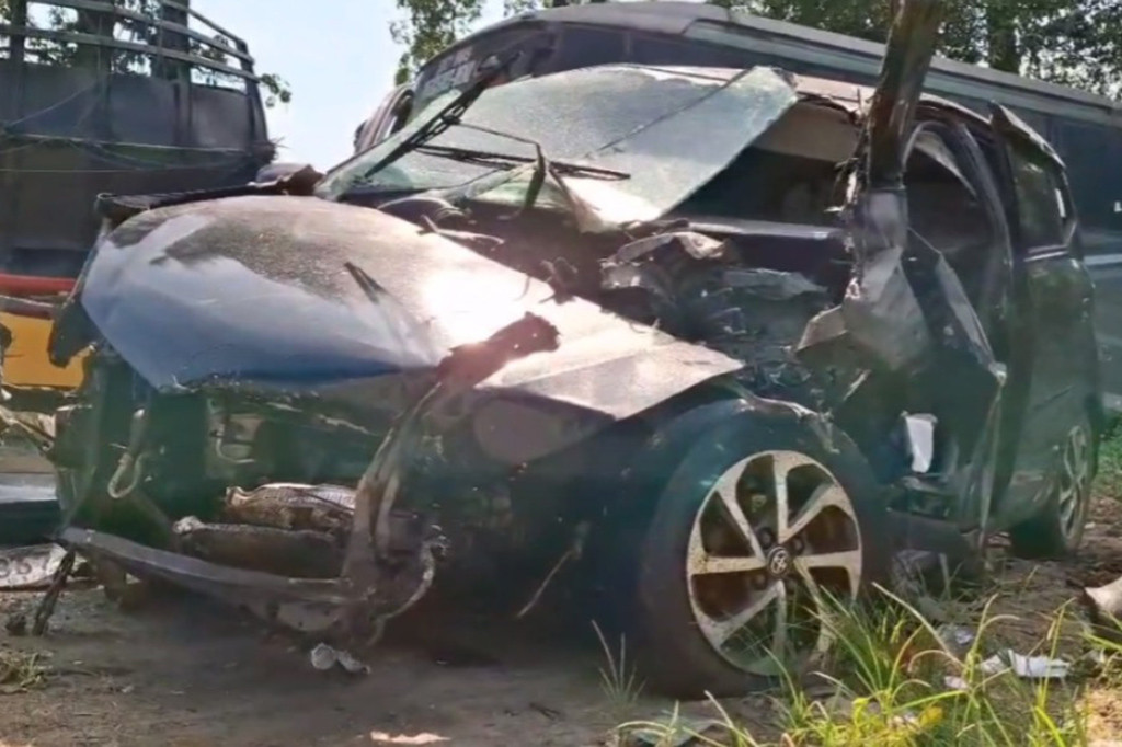 Keterangan dari pihak PJR Tol Cipularang, kecelakaan terjadi diduga akibat sopir mengantuk sehingga menabrak pembatas jalan.