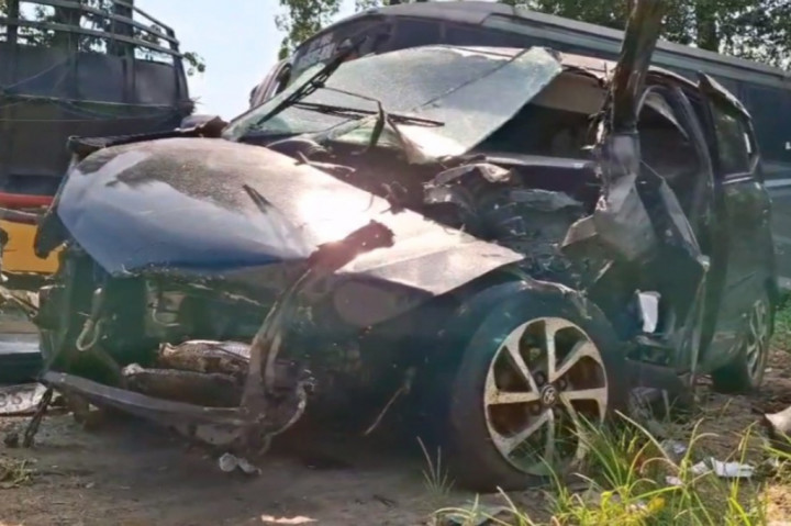 Keterangan dari pihak PJR Tol Cipularang, kecelakaan terjadi diduga akibat sopir mengantuk sehingga menabrak pembatas jalan.
