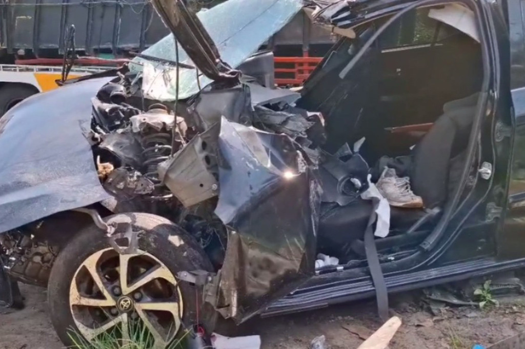 Kecelakaan berawal dari mobil ini melaju dari arah Bandung menuju Jakarta. Setiba di lokasi kejadian, mobil oleng akibat sopir hilang kendali gegara mengantuk. Mobil yang melaju kencang, kemudian menabrak besi pembatas jalan hingga ringsek.