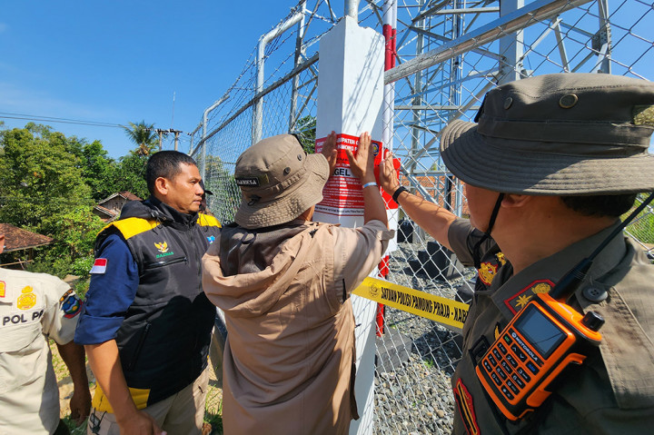 Penjabat (Pj) Bupati Garut, Barnas Adjidin mengatakan, pihaknya mendapatkan laporan adanya 11 tower telekomunikasi yang tidak memiliki izin resmi di Kecamatan Carigin dan salah satunya yang disegel di Desa Purbayani bersama Satuan Polisi Pamong Praja (Satpol PP). Pendirian tower tersebut, telah melanggar peraturan karena beroperasi tanpa izin resmi dari pemerintah daerah.