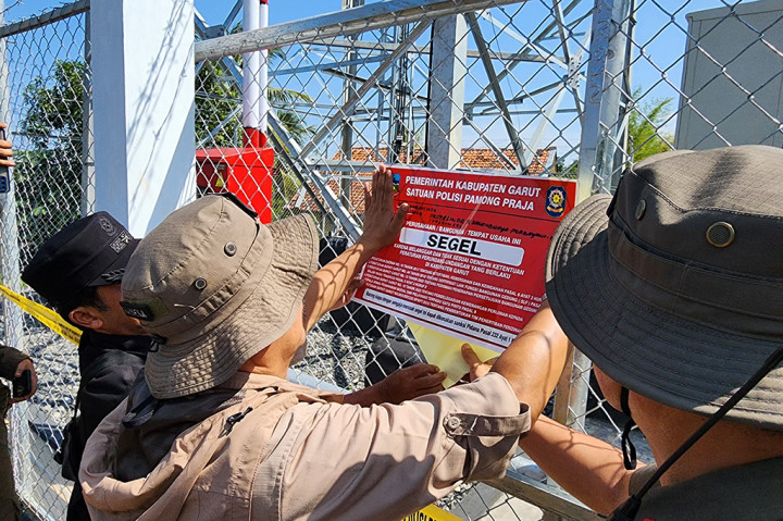 Pemerintah Kabupaten Garut melalui Satuan Polisi Pamong Praja (Satpol PP) menyegel 11 tower telekomunikasi yang tidak memiliki izin di Kecamatan Caringin, Kabupaten Garut, Jawa Barat. Penyegelan tersebut, dilakukan karena telah melanggar peraturan beroperasi tanpa izin resmi.