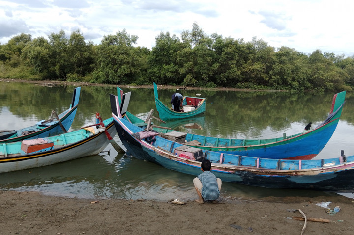 Akibat fenomena alam cuaca buruk seperti angin kencang dan gelombang tinggi, ratusan nelayan tradisional di kawasan Provinsi Aceh sejak sepekan terakhir berhenti melaut. Mereka adalah para nelayan yang selama ini beraktivitas di perairan Selat Malaka sepanjang wilayah Kabupaten Pidie, Pidie Jaya, Bireuen, Aceh Utara, Aceh Timur dan Kota Langsa.