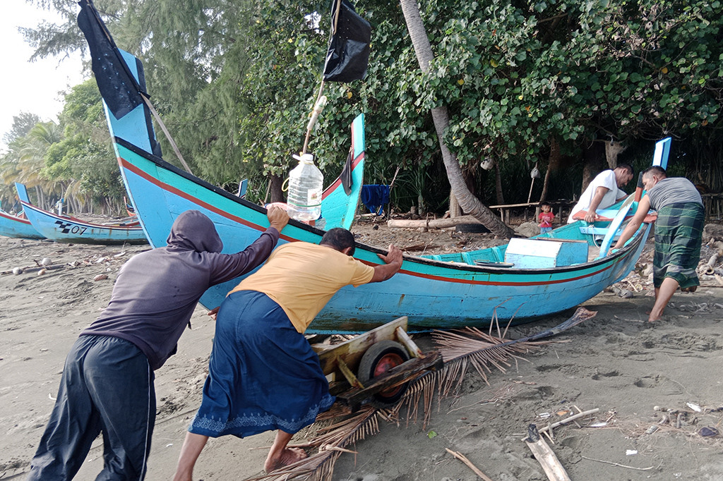 Itu sebabnya mereka harus berutang pada kedai-kedai bahan pokok atau warung langganan terdekat. Guna mengisi kesehariannya sebagian para nelayan memanfaatkan waktu untuk memperbaiki peralatan melaut seperti jaring ikan dan merawat kapal ikan.