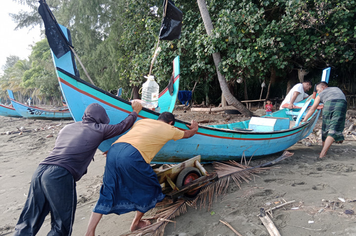 Itu sebabnya mereka harus berutang pada kedai-kedai bahan pokok atau warung langganan terdekat. Guna mengisi kesehariannya sebagian para nelayan memanfaatkan waktu untuk memperbaiki peralatan melaut seperti jaring ikan dan merawat kapal ikan.
