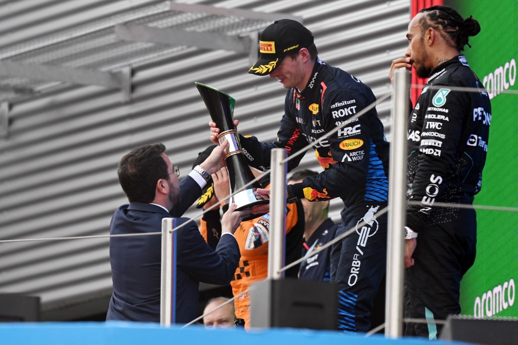 Sang juara tiga kali menang tipis atas polesitter Lando Norris (McLaren) dengan margin waktu 2,219 detik saja.