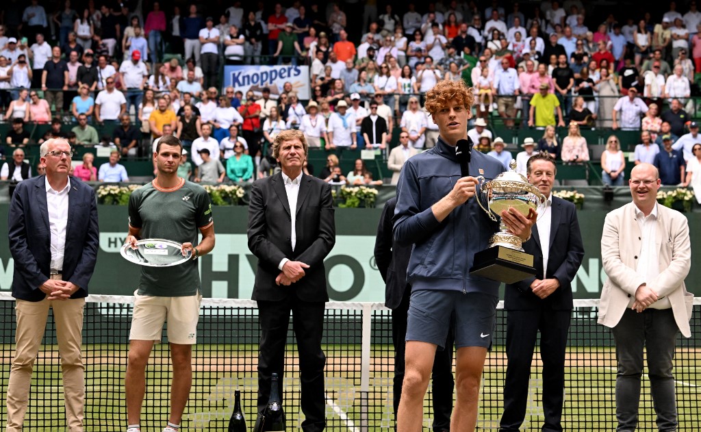 Petenis Italia berusia 22 tahun itu naik ke peringkat teratas ATP berkat pencapaiannya dalam semifinal French Open bulan ini.