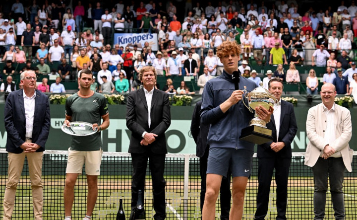 Petenis Italia berusia 22 tahun itu naik ke peringkat teratas ATP berkat pencapaiannya dalam semifinal French Open bulan ini.