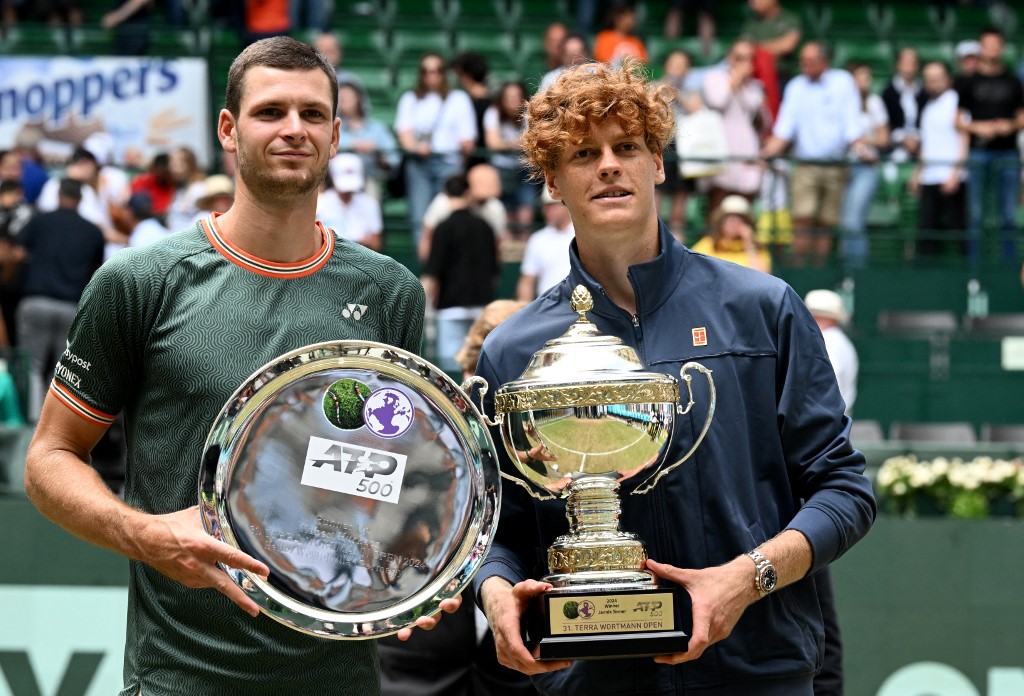 Petenis nomor satu dunia Jannik Sinner menjuarai turnamen lapangan rumput pertamanya setelah mengalahkan mantan juara Hubert Hurkacz 7-6 (10/8), 7-6 (7/2) pada ajang pemanasan Wimbledon ATP 500 Halle di Jerman, Minggu, 23 Juni 2024 waktu setempat.