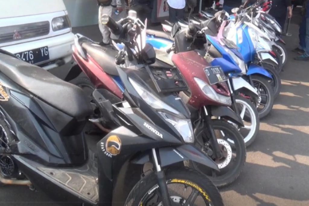 Selain mengamankan 20 orang tersangka Stress Kim for Cimahi juga mengamankan barang bukti berupa kendaraan roda dua roda empat dan juga barang-barang hasil menjarah rumah korbannya.