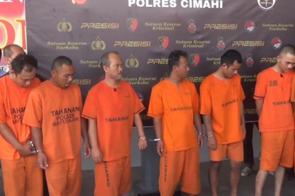 Satreskrim Polres Cimahi berhasil mengamankan 20 tersangka pelaku pencurian dengan kekerasan dan pencurian dengan pemberatan selama operasi Libas Lodaya 2024. Selain mengamankan tersangka Stress Team for Cimahi juga mengamankan barang bukti berupa motor dan barang-barang hasil curian dari tangan para tersangka.
