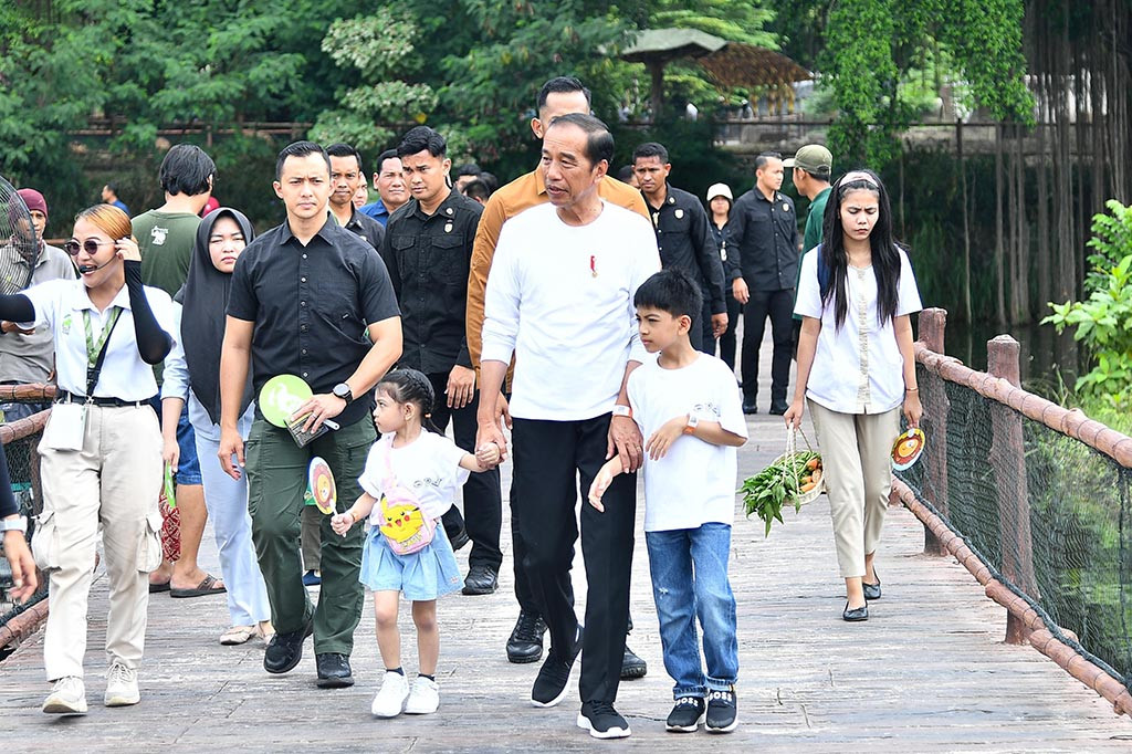 Presiden Joko Widodo mengajak dua cucunya Jan Ethes Srinarendra dan La Lembah Manah berkunjung ke Solo Safari pada libur sekolah usai penerimaan rapor.