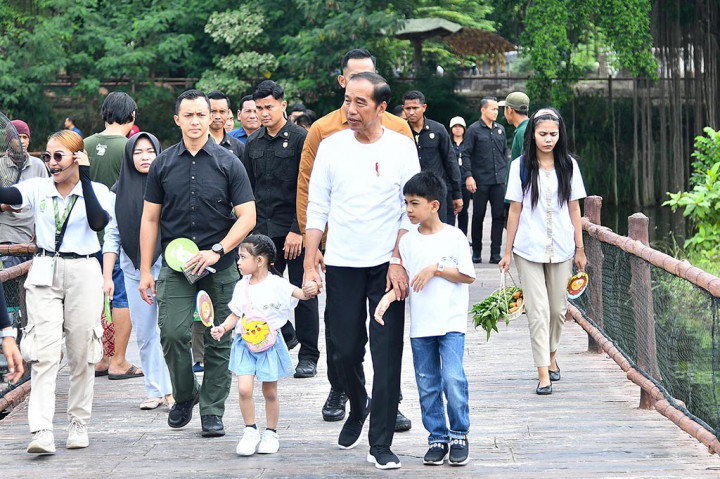 Presiden Joko Widodo mengajak dua cucunya Jan Ethes Srinarendra dan La Lembah Manah berkunjung ke Solo Safari pada libur sekolah usai penerimaan rapor.