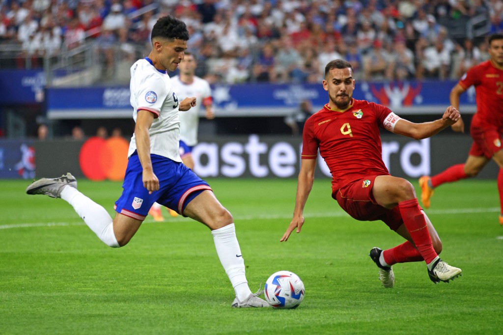 Amerika Serikat mendominasi permainan sejak awal laga dengan mencatat 18 sentuhan di dalam kotak penalti lawan pada babak pertama. Sementara Bolivia sama sekali tidak membuat sentuhan di kotak penalti AS dan tak mengancam gawang Matt Turner di 45 menit awal.