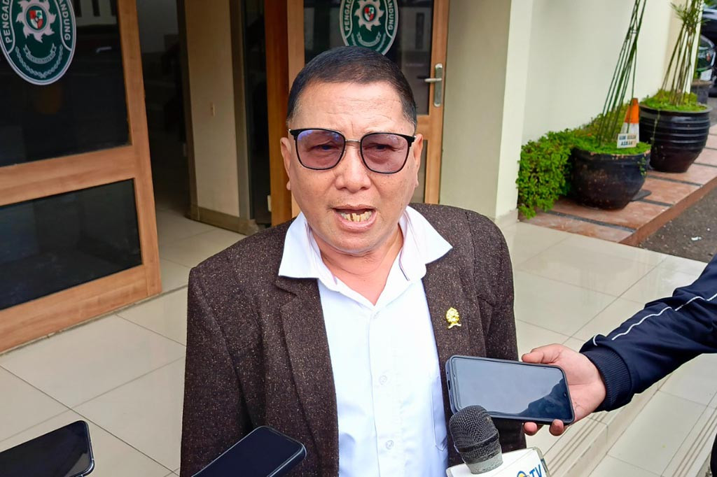 Sementara Juru bicara PN Bandung, Dalyusra, mengatakan pihaknya tak mengetahui alasan tim kuasa hukum Polda Jawa Barat tidak menghadiri agenda sidang perdana peradilan tersebut.