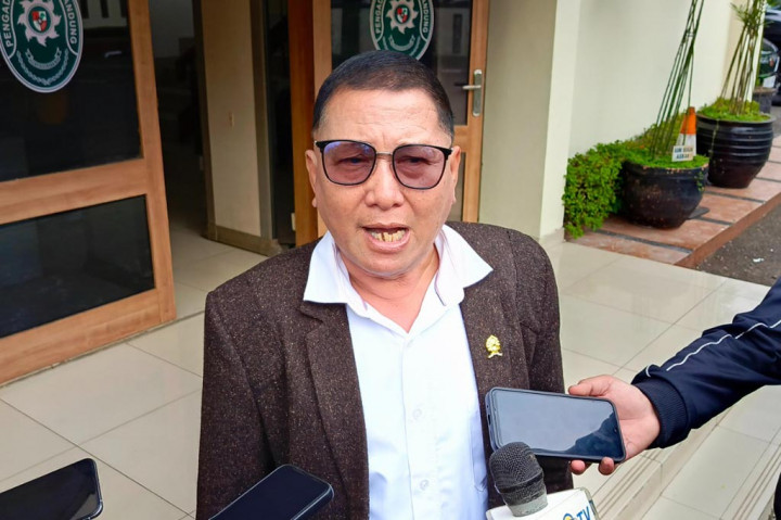 Sementara Juru bicara PN Bandung, Dalyusra, mengatakan pihaknya tak mengetahui alasan tim kuasa hukum Polda Jawa Barat tidak menghadiri agenda sidang perdana peradilan tersebut.