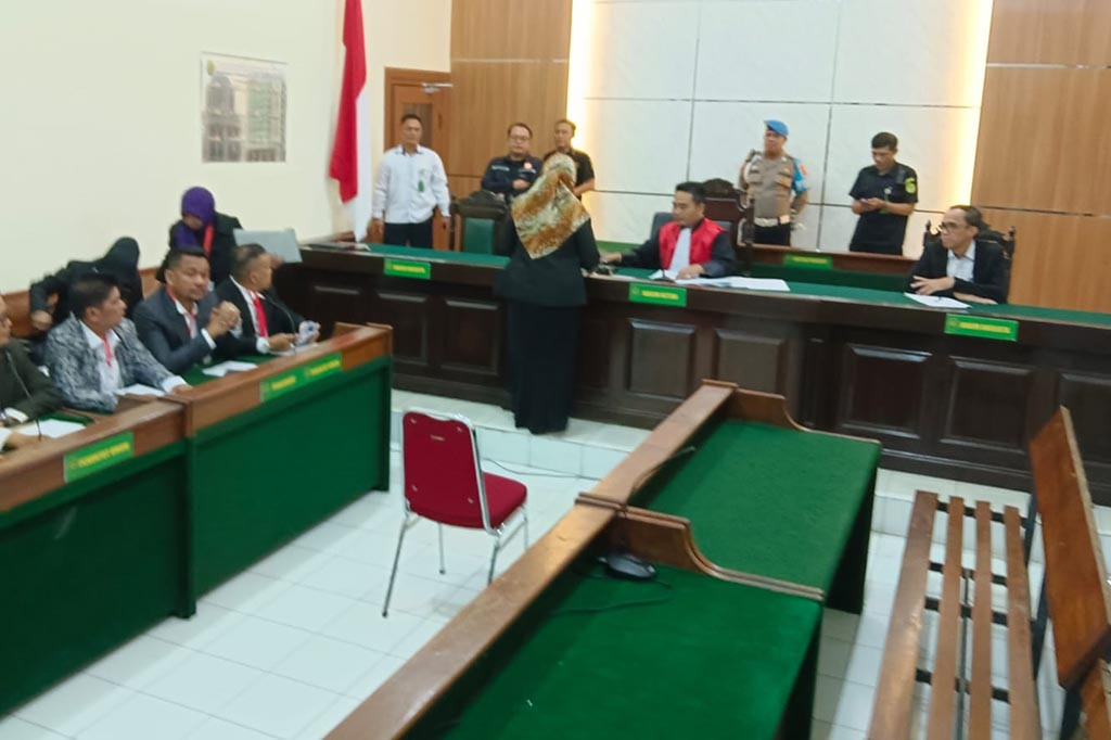 Hakim Eman Sulaeman mengatakan akan melakukan pemanggilan ulang terhadap pihak Polda Jabar dan jika tidak datang dikemudian hari, persidangan tetap berjalan. 