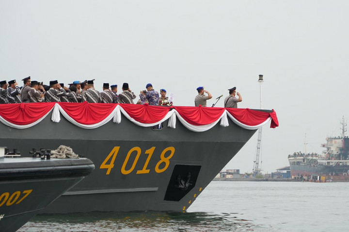 Kegiatan diawali dengan rombongan Waka Polda, PJU dan Tamu Undangan yang menaiki KP. Murai dengan nomor lambung 4018 sebagai Kapal Utama bertolak dari Dermaga Ditpolairud diiringi oleh 4 kapal pendamping lainnya menuju perairan Pelabuhan Tanjung Mas.