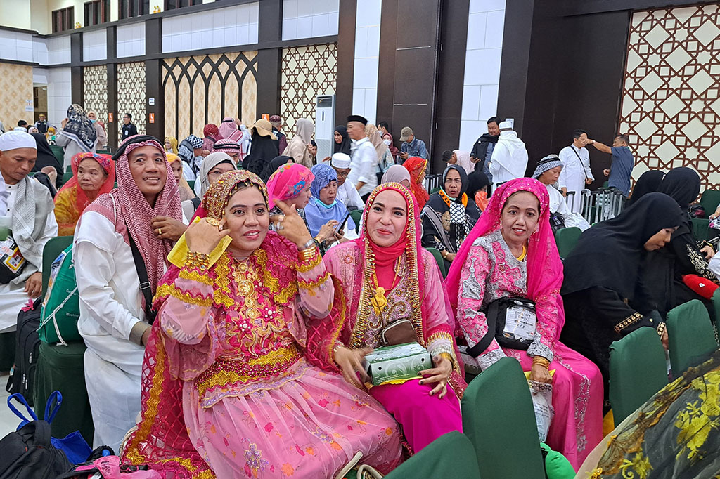 Tak tanggung-tanggung, harga satu set pakaian yang dikenakan jemaah tersebut rata-rata bernilai jutaan rupiah.