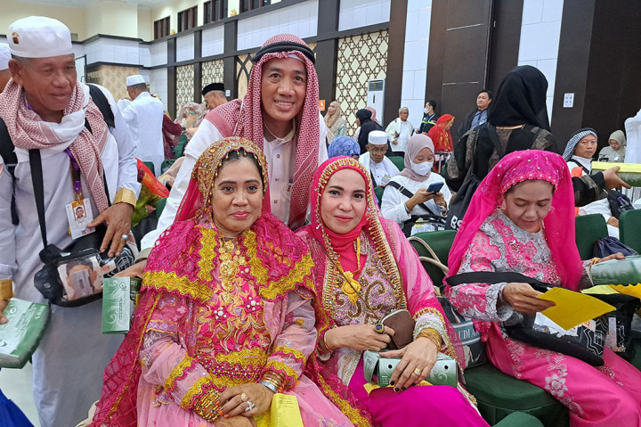 Beberapa di antaranya juga tampak tampil glamour dengan balutan perhiasan emas di lengan dan lehernya.