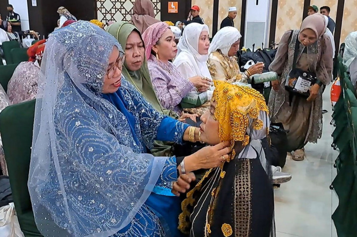 Busana yang mereka gunakan merupakan salah satu adat budaya Bugis Makassar ketika pulang dari haji. 