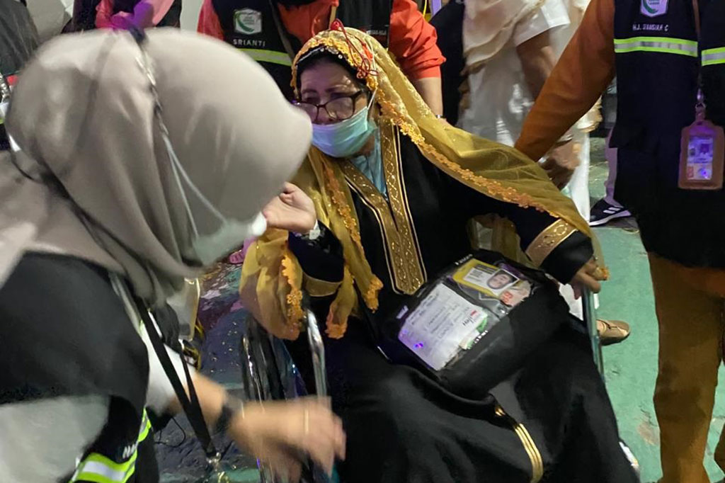 Kedatangan jemaah haji asal Sulawesi merupakan suatu hal yang ditunggu-tunggu. Bagaimana tidak, saat turun dari pesawat sebagian jemaah tampak mengenakan pakaian pencolok dengan kebaya atau gamis bermanik-manik.