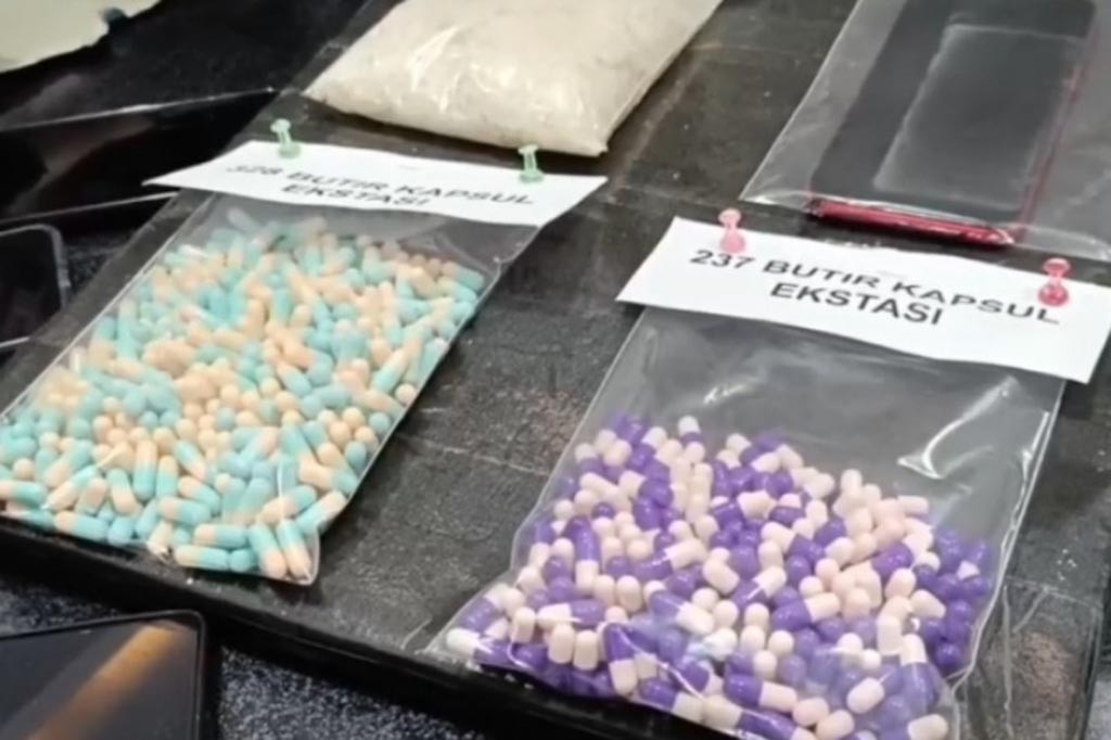 Inilah kedua pelaku pengedar narkotika, yang berhasil diamankan Satreskoba Polres Blitar Kota, Jawa Timur. Kedua pelaku berinisial A-M serta K-G yang merupakan warga Jakarta, berhasil diamankan saat bertransaksi barang haram tersebut.