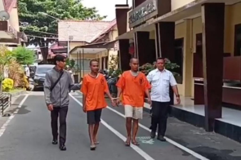 Satreskoba Polres Blitar Kota, Jawa Timur, berhasil mengukap peredaran berbagai jenis narkoba senilai Rp1,5 miliar. Dari tangan para pelaku, polisi berhasil mengamankan narkotika jenis sabu, dengan berat 379 gram, dan juga ratusan butir pil ekstasi.