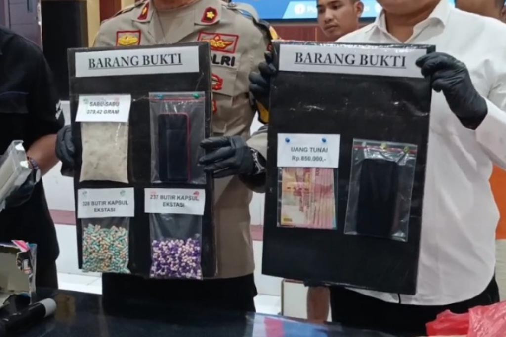 Dari tangan kedua pelaku, petugas berhasil mengamankan sabu seberat 379 gram pil ekstasi 379 butir warna biru putih dan 237 butir warna ungu.