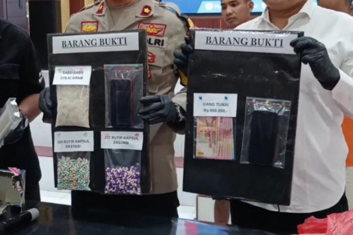 Dari tangan kedua pelaku, petugas berhasil mengamankan sabu seberat 379 gram pil ekstasi 379 butir warna biru putih dan 237 butir warna ungu.