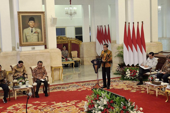 Penempatan duduk Prabowo tak biasa. Pada rapat-rapat sebelumnya, Prabowo duduk bersama menteri non menko.