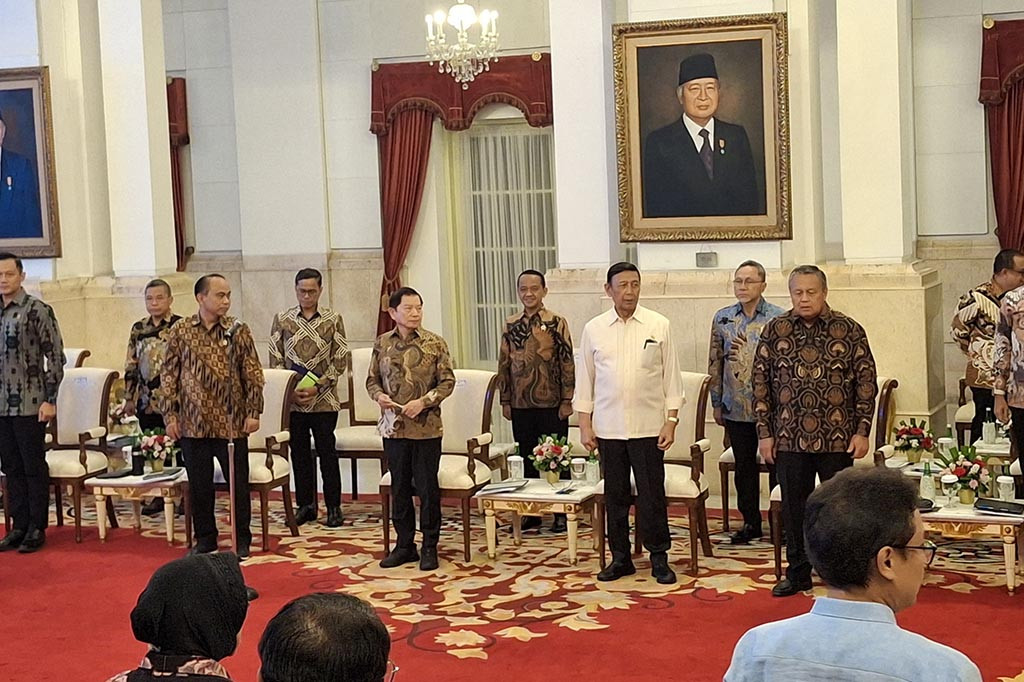 Prabowo tampak menggunakan kemeja putih dan bawahan hitam. Sedangkan Jokowi, Ma'ruf Amin, dan beberapa menko menggunakan batik.