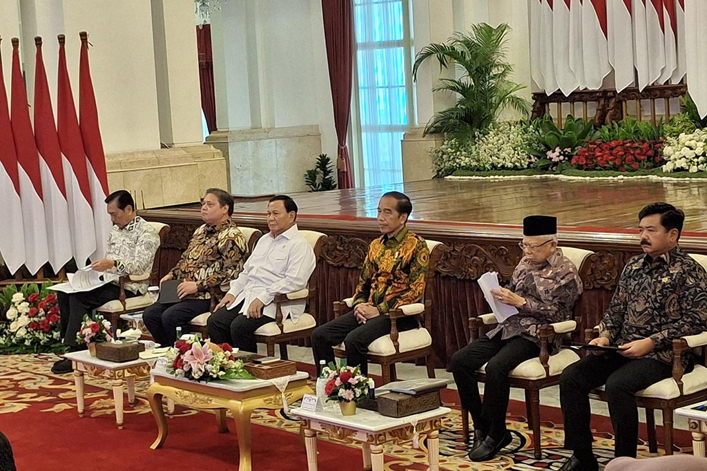 Pantaun Medcom.id, Menteri Pertahanan (Menhan) Prabowo Subianto duduk bersebelahan langsung dengan Presiden Joko Widodo (Jokowi),Wakil Presiden (Wapres) Ma'ruf Amin, Menteri Koordinator bidang Politik, Hukum, Keamanan (Menko Polhukam) Hadi Tjahjanto, dan Menko Pembangunan Manusia dan Kebudayaan (PMK) Muhadjir Effendy.