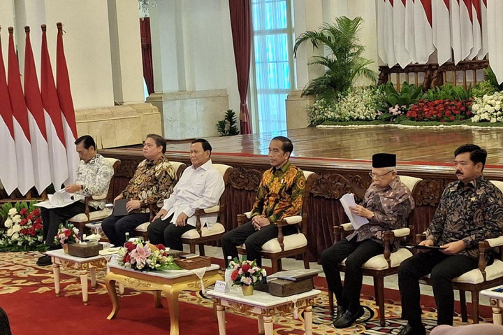 Pantaun Medcom.id, Menteri Pertahanan (Menhan) Prabowo Subianto duduk bersebelahan langsung dengan Presiden Joko Widodo (Jokowi),Wakil Presiden (Wapres) Ma'ruf Amin, Menteri Koordinator bidang Politik, Hukum, Keamanan (Menko Polhukam) Hadi Tjahjanto, dan Menko Pembangunan Manusia dan Kebudayaan (PMK) Muhadjir Effendy.