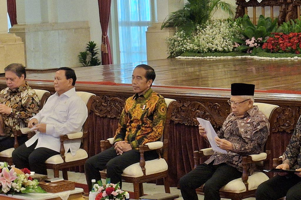 Kemudian di sisi kanan Prabowo ada Menko bidang Perekonomian Airlangga Hartarto dan Menko bidang Maritim dan Investasi (Menko Marves) Luhut Binsar Pandjaitan.