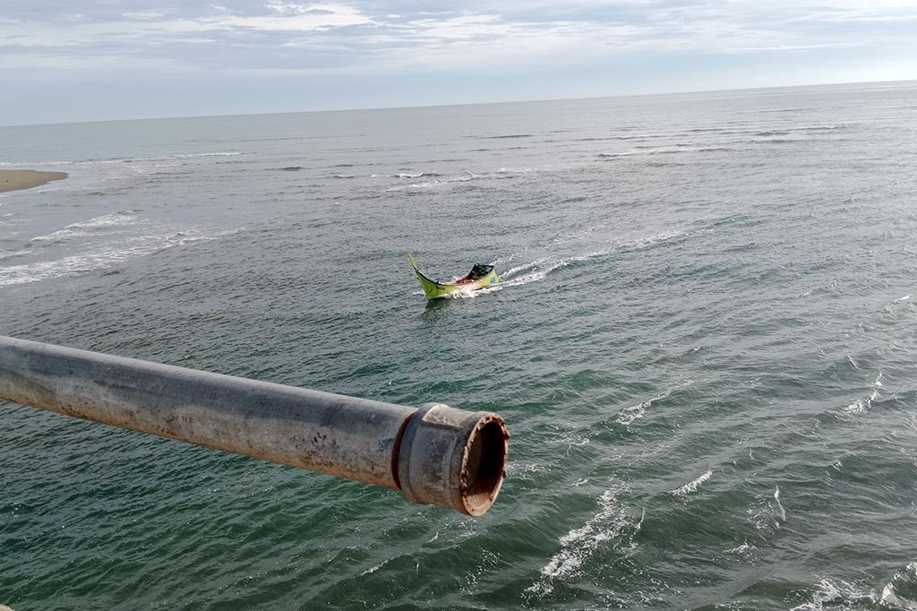 Amatan Media Indonesia, Senin, 24 Juni 2024, sedikitnya ada empat bentangan besi dinding pinggiran berbentuk bulat sudah raib tidak ketahui rimbanya. Dari empat besi baja bulat yang hilang itu, tiga di bagian barat dan satu bentangan sebelah timur.