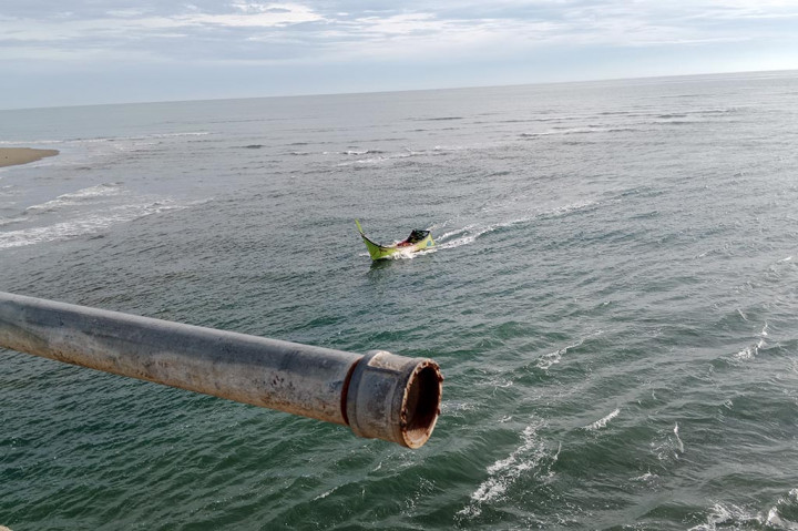 Amatan Media Indonesia, Senin, 24 Juni 2024, sedikitnya ada empat bentangan besi dinding pinggiran berbentuk bulat sudah raib tidak ketahui rimbanya. Dari empat besi baja bulat yang hilang itu, tiga di bagian barat dan satu bentangan sebelah timur.