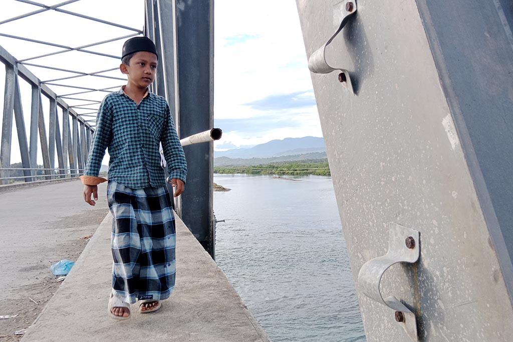 Seluruh rangkaian pembangunan jembatan yang menelan dana Rp50 miliar lebih itu baru sekitar 6 bulan berfungsi. Karena baru akhir tahun 2023 oprit jembatan selesai dibangun.