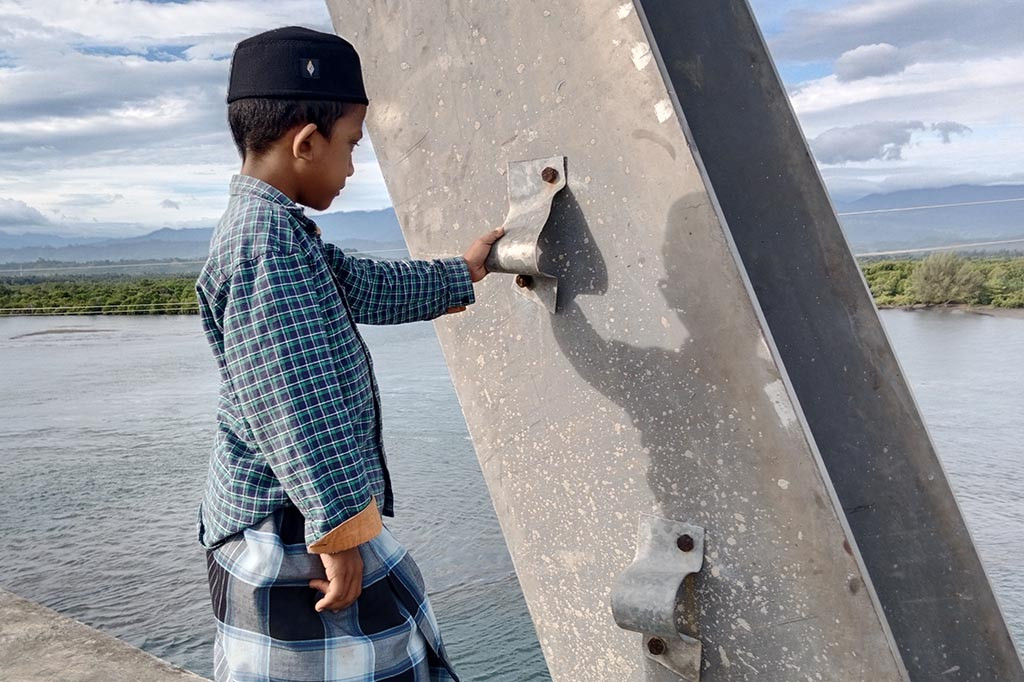 Setelah pipa besi railing jembatan itu raib, sangat rawan terjadi kecelakan setiap pejalan kaki atau kenderaan yang melintasi. Bahkan kalau pelintas tidak hati-hati dikhawatirkan bisa jatuh tercebur ke muara sungai dari ketinggian sekitar 20 meter badan jembatan itu.