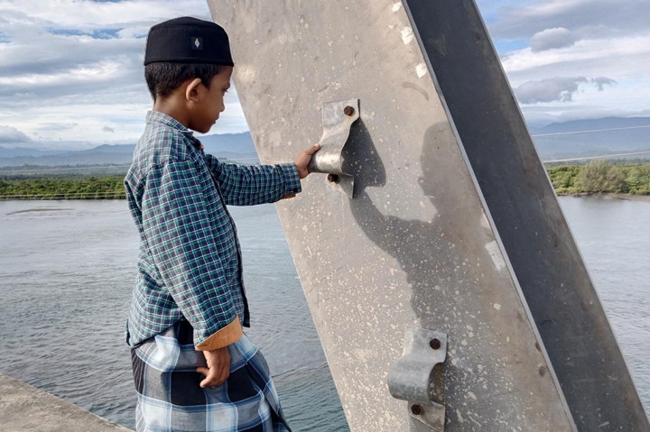 Setelah pipa besi railing jembatan itu raib, sangat rawan terjadi kecelakan setiap pejalan kaki atau kenderaan yang melintasi. Bahkan kalau pelintas tidak hati-hati dikhawatirkan bisa jatuh tercebur ke muara sungai dari ketinggian sekitar 20 meter badan jembatan itu.