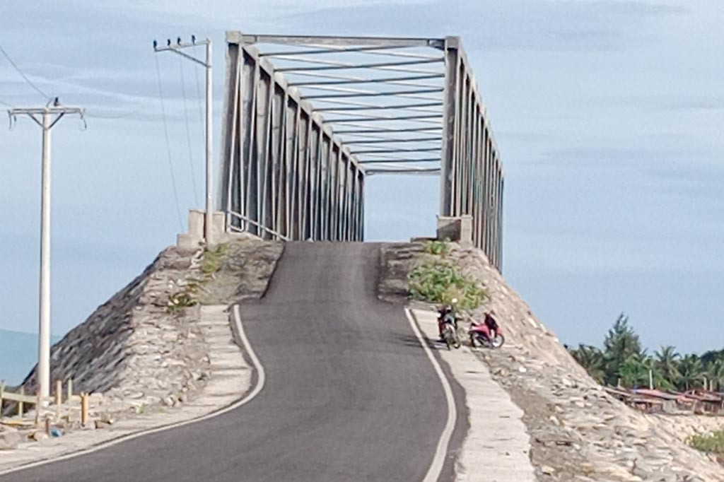 Besi railing pipa pagar pembatas jembatan rangka baja di Muara Pasi Jeumeurang, Kecamatan Kembang Tanjung, Kabupaten Pidie, Provinsi Aceh hilang di curi orang tidak dikenal. Itu merupakan jembatan di jalur pesisir pantai Selat Malaka yang menghubungkan Kabupaten Pidie dan Kabupaten Pidie Jaya.