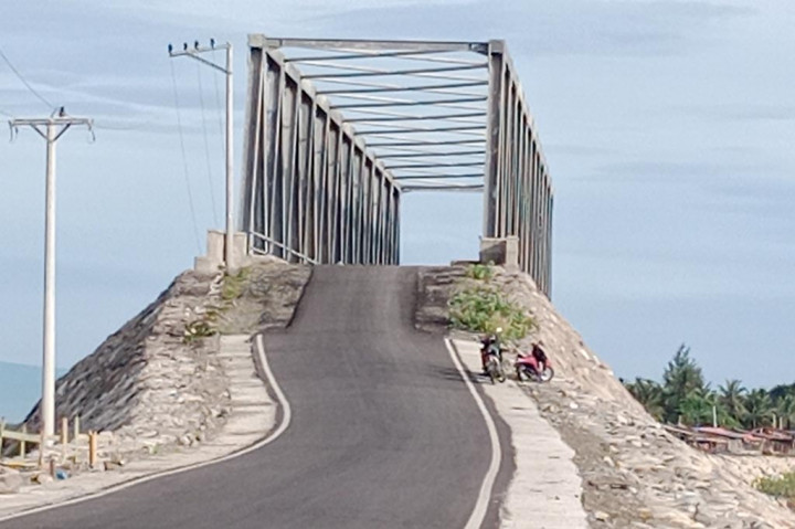 Besi railing pipa pagar pembatas jembatan rangka baja di Muara Pasi Jeumeurang, Kecamatan Kembang Tanjung, Kabupaten Pidie, Provinsi Aceh hilang di curi orang tidak dikenal. Itu merupakan jembatan di jalur pesisir pantai Selat Malaka yang menghubungkan Kabupaten Pidie dan Kabupaten Pidie Jaya.