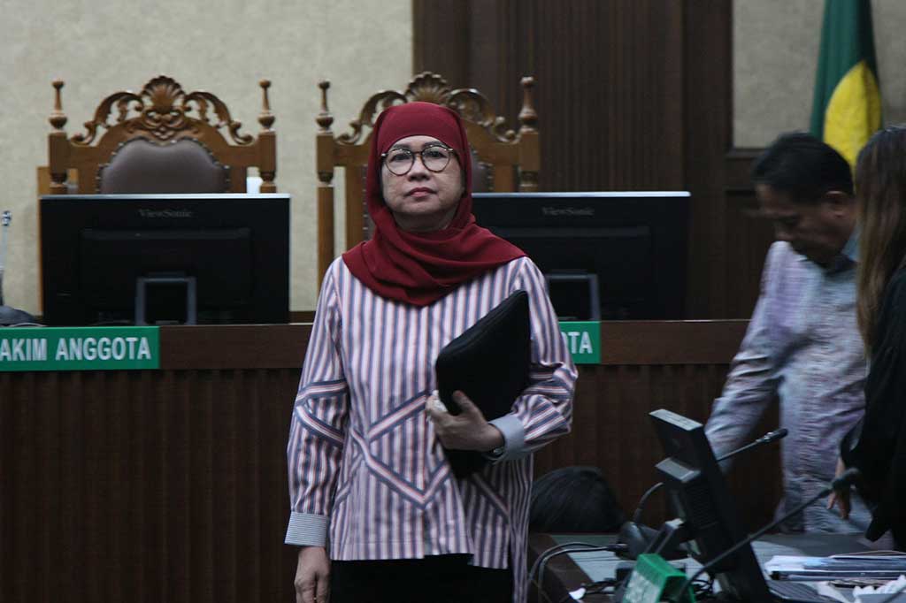 Sementara itu, beberapa hal yang memberatkan vonis, yakni perbuatan Karen dinilai tidak mendukung program pemerintah yang sedang gencar melakukan pemberantasan tindak pidana korupsi serta merugikan keuangan negara.