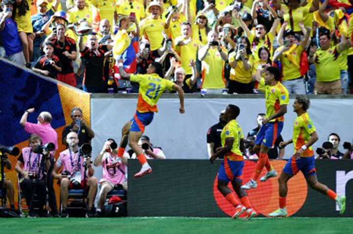 James Rodriguez mengkreasikan dua gol bagi timnya dalam kemenangan mereka di Grup D. Gelandang berusia 32 tahun ini, memberikan assist yang disambut sundulan Daniel Munoz untuk gol pembuka Kolombia pada menit ke-32