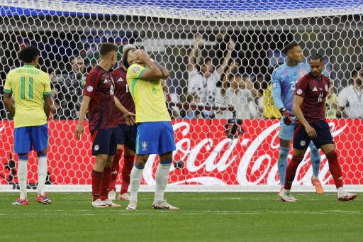 Dominasi Brasil berlanjut setelah jeda. Lucas Paqueta nyaris mencetak gol melalui tembakan jarak jauh yang membentur tiang pada menit ke-63, sebelum tendangan keras Guilherme Arana diselamatkan dengan gemilang oleh Sequeira.