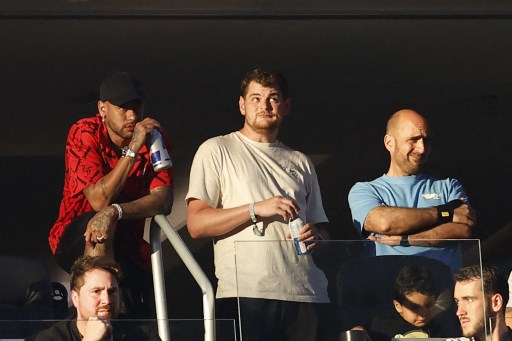 Penyerang Brasil Neymar absen karena cedera ligamen anterior, dan hanya menyaksikan timnya bermain tanpa gol dari tribun. 