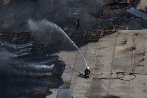 Menurut gambar yang diterbitkan oleh Kementerian Dalam Negeri, kepulan asap besar membubung dari lokasi tempat petugas pemadam kebakaran memadamkan api.