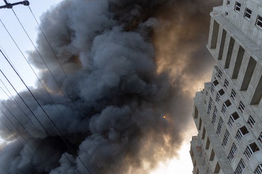 Gubernur Regional Oleh Kiper mengatakan di televisi nasional bahwa sekitar 5.000 meter persegi rusak akibat serangan itu dan api telah menyebar hingga 3.000 meter persegi.